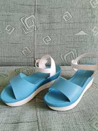 Sandałki damskie biało niebieskie na platformie
