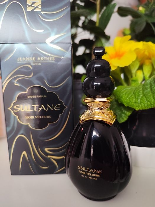 NOWE Sultane Noir Velours od Jeanne Arthes