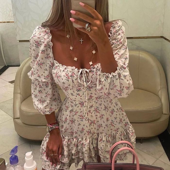 Біла жіноча сукня з квітковим принтом