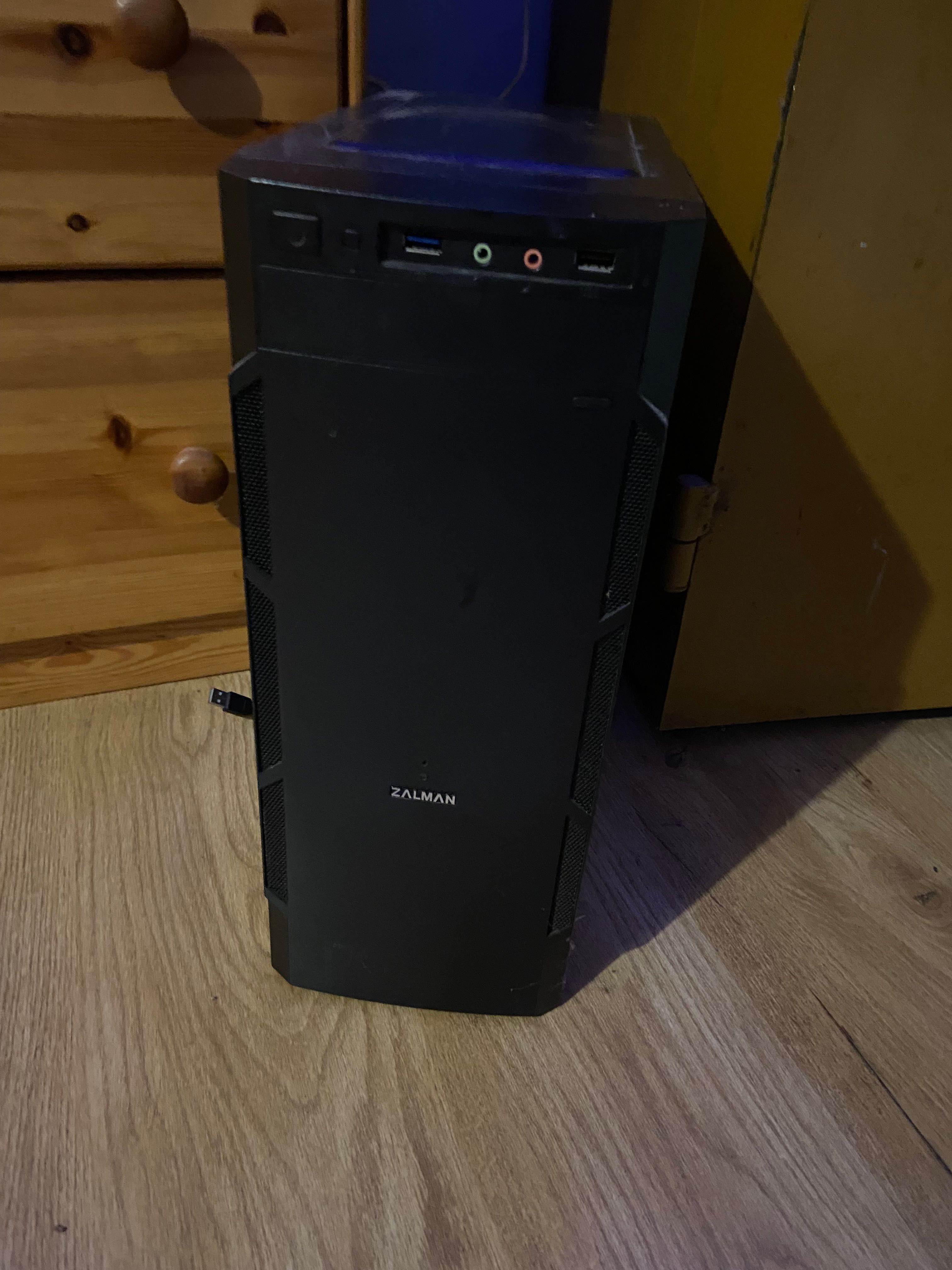 komputer stacjonarny + monitor