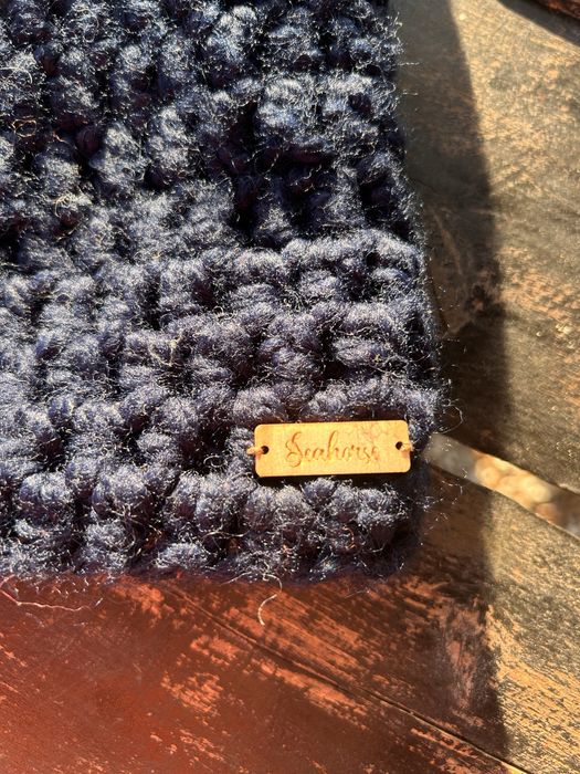 Granatowa długa czapka ręcznie wykonana na szydełku