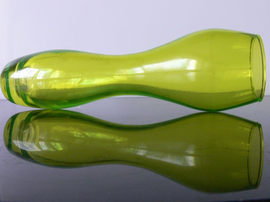 Wazon w kolorze uranowej żółci / zieleni klepsydra maczuga szkło