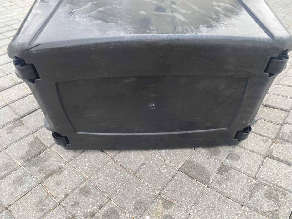 Grande recipiente de plástico sobre rodas