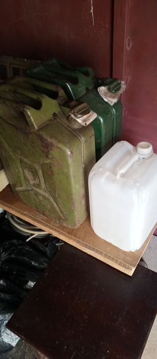 Каністри 20 та 10л.