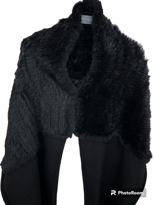 Estola preta de pêlo e lã