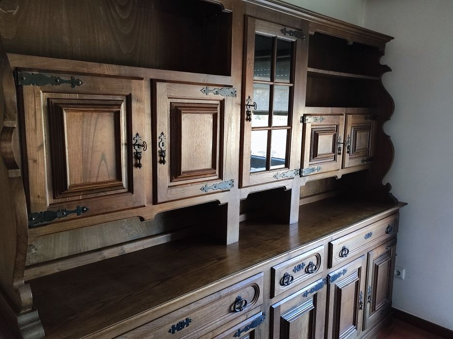 Conjunto mesa oval e armário em carvalho maciço