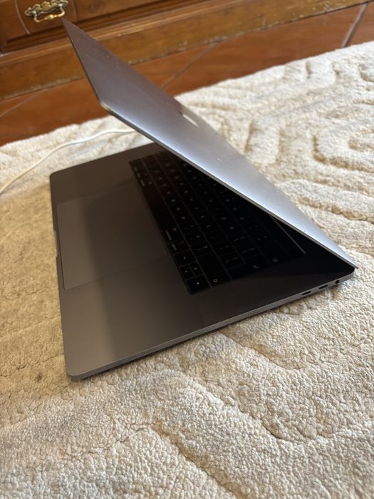 MacBook Pro 15” (2018) – 16 GB RAM / 512 GB SSD
