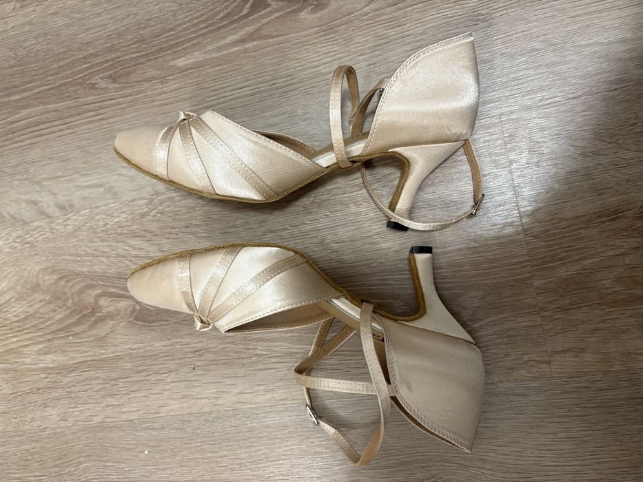 Czółenka buty do tańca beżowe Burtan 7,5cm nowe 39