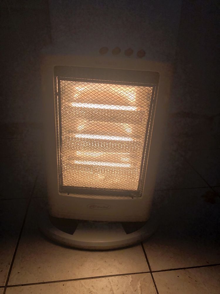 Vendo Aquecedor Halogêneo da Marca Delba com pouco uso .