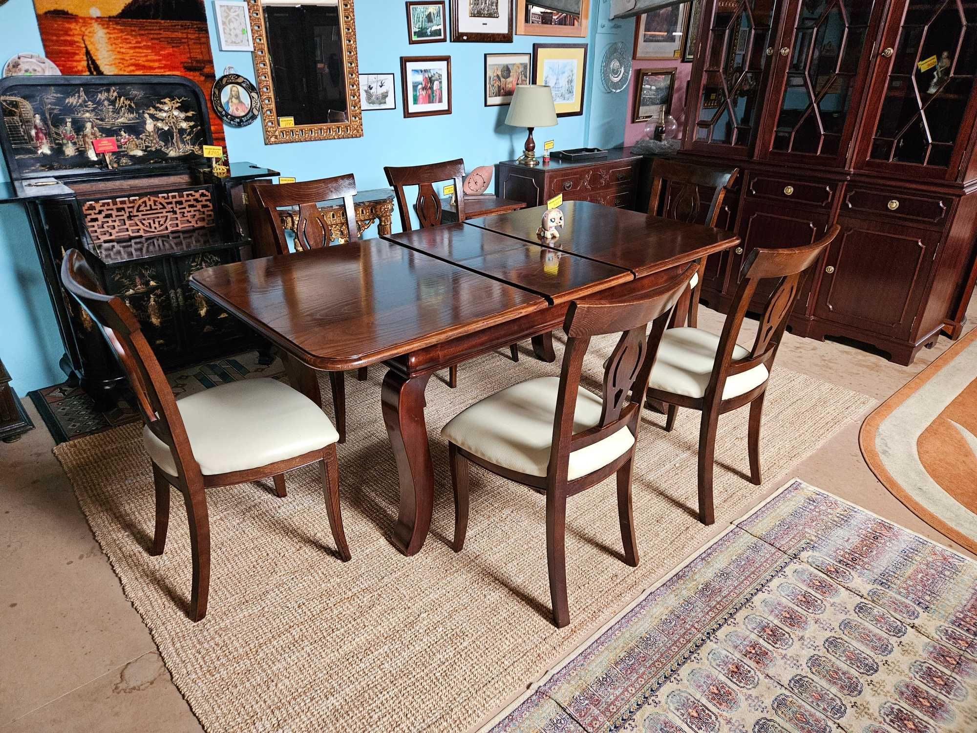 Cadeiras grandes de sala em madeira maciça e pele de