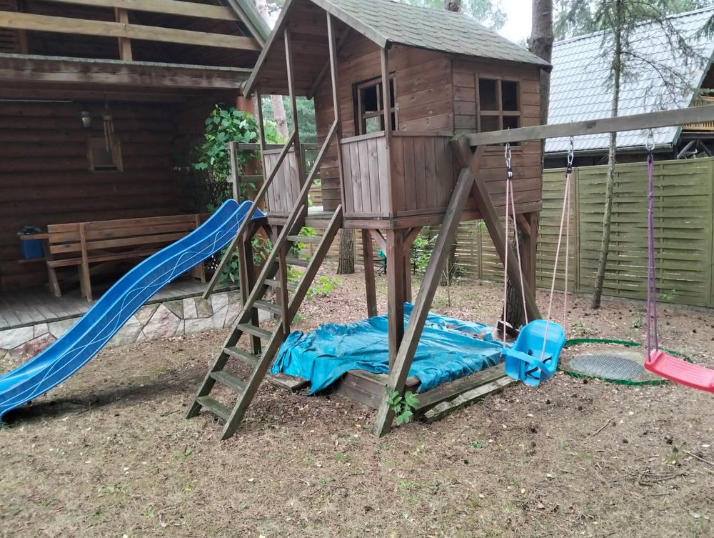 Domek ogrodowy ze zjeżdżalnią i huśtawką