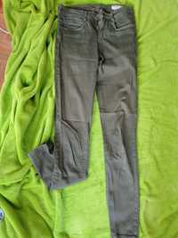 Jeansowe spodnie oliwkowe