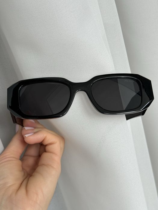Окуляри Prada в широкій оправі чорні сонцезахисні Прада очки