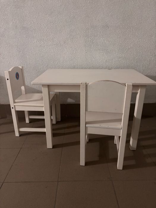 Stolik dzieciecy Ikea z 2 krzeselkami