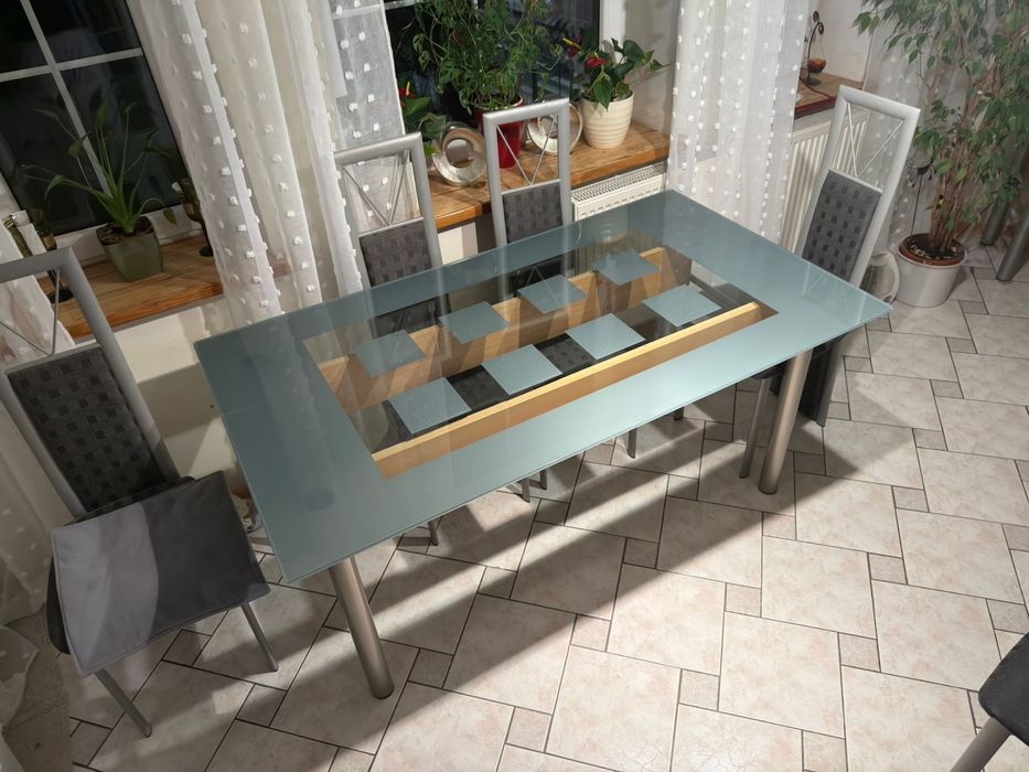 Szklany stół i 6 krzeseł oraz stolik kawowy