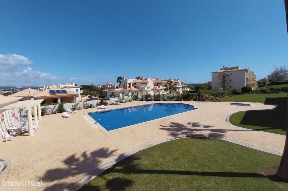 T2 com Terraço e Piscina