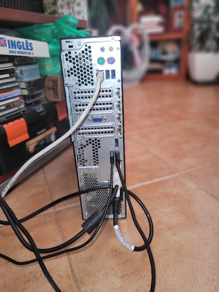 Desktop Fujitsu Esprimo D556 i3 de 6th gen,  SSD