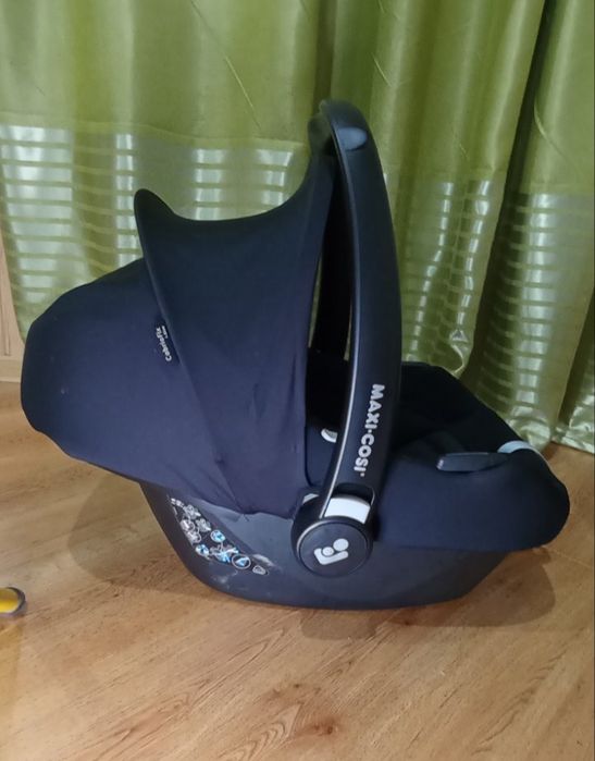 Детское автокресло с базой  Maxi-Cos CabrioFix i-Sizei