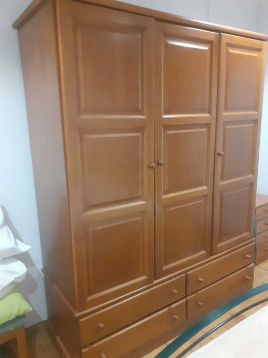 Quarto - cama, roupeiro, mesas cabeceira