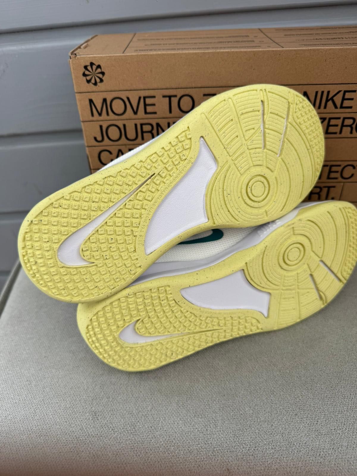 Nowe sneakersy Nike Omni Multi-Court GS białe beżowe 38,5