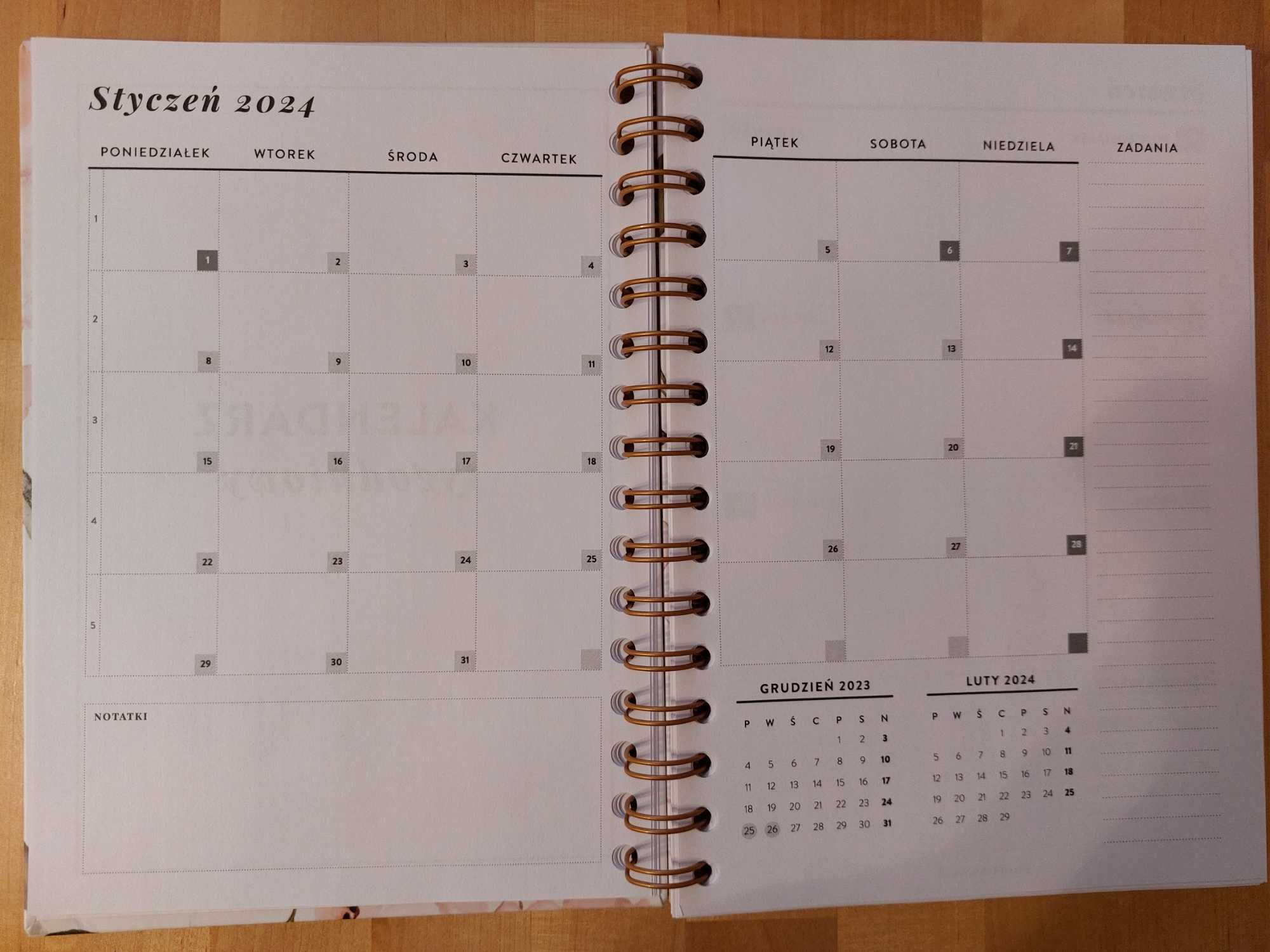 Kalendarz książkowy z pięknym planerem na 2024 rok