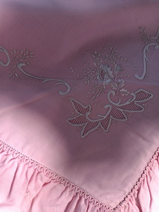 Lençol  rosa bordado a crivo