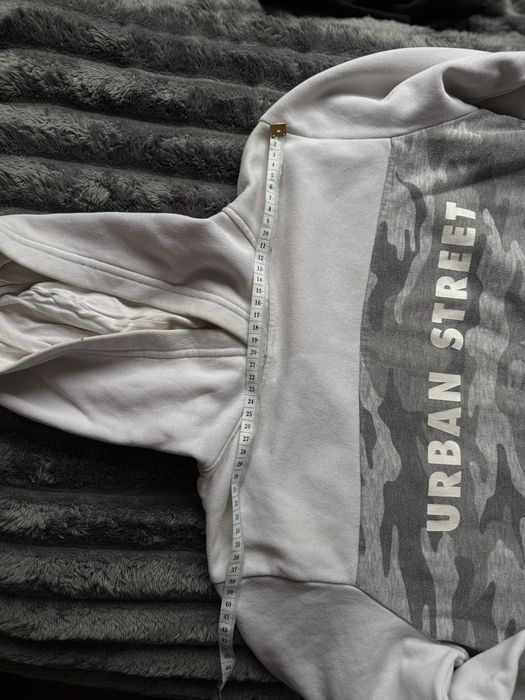 Чорні футболки та худі