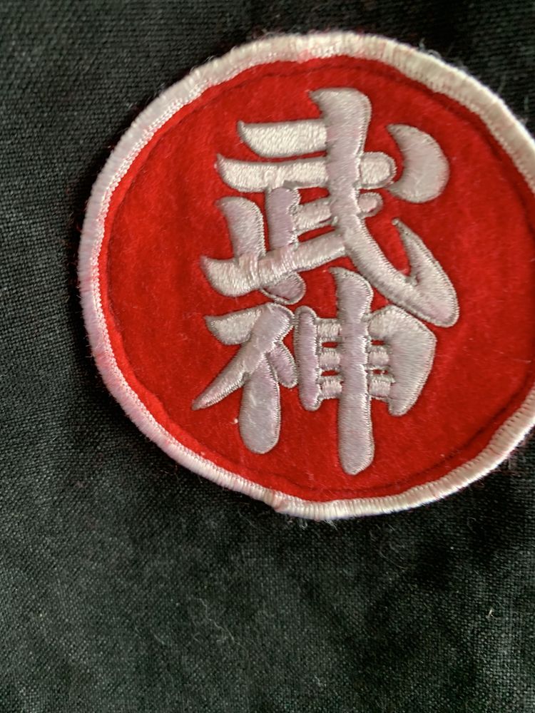 Czarne kimono do sportów walki