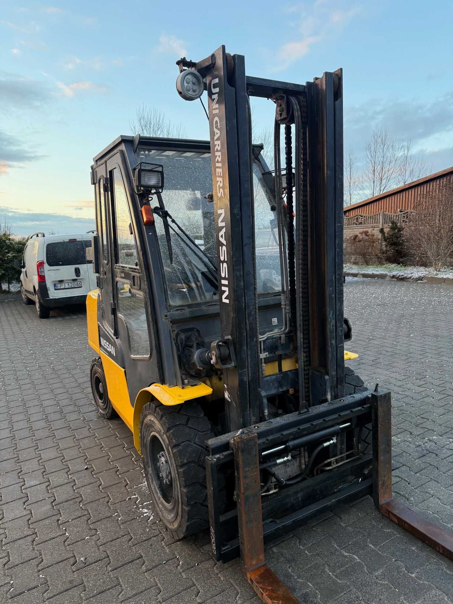 wózek widłowy diesel NISSAN FD30 3200kg 3.30m kabina przesuw 4-sekcja
