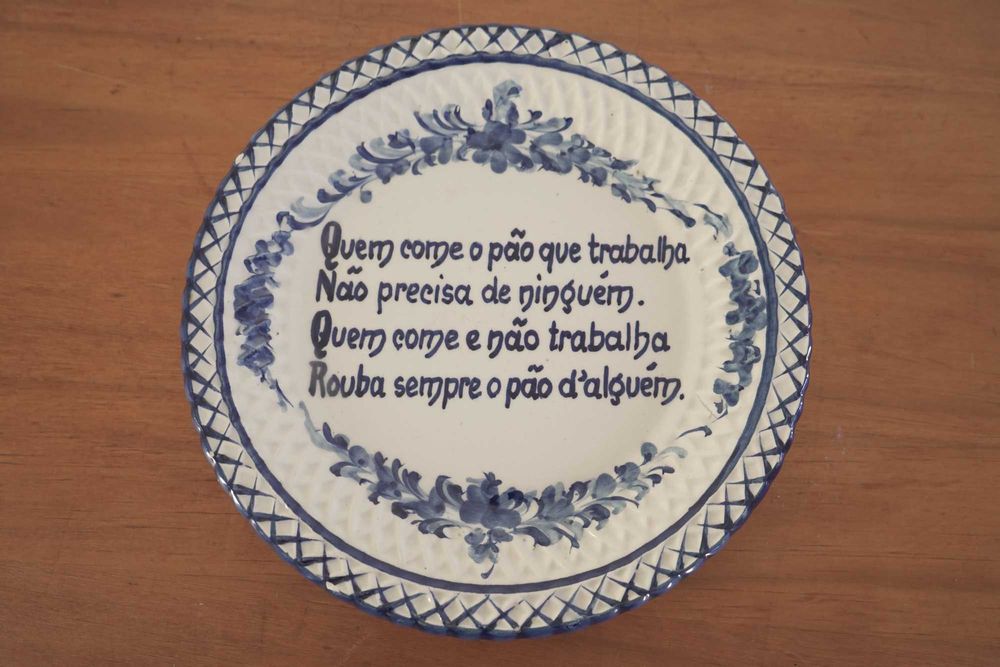 Vários pratos decorativos