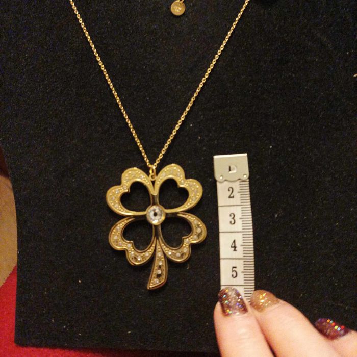 Naszyjnik damski z dużą koniczyną.