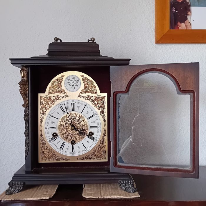 Relógio antigo de mesa. Com inscrição Tempus Fugitiv