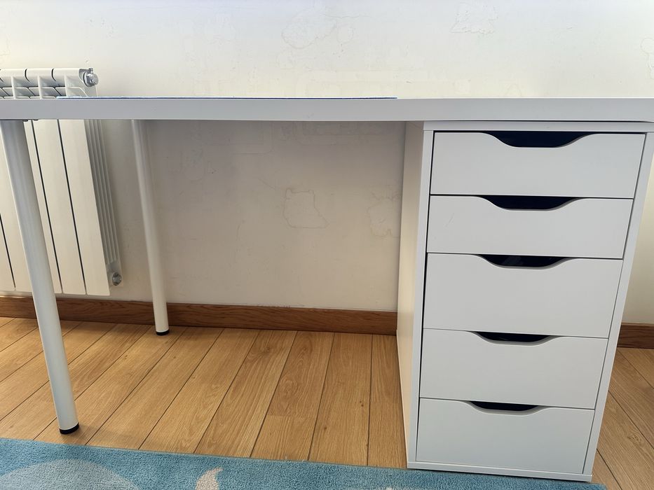 Secretaria com gavetas como nova