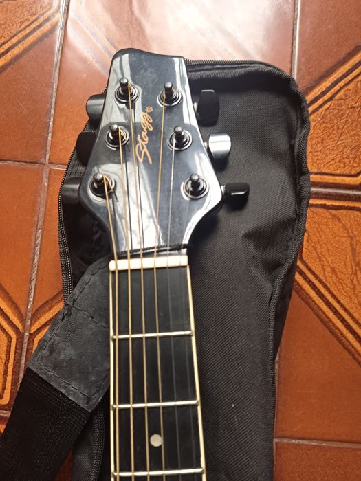 Guitarra preta Stagg