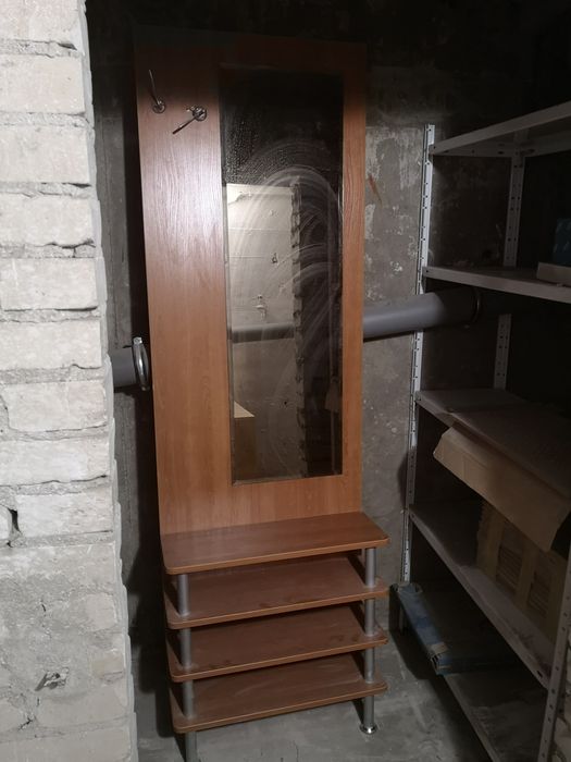 Szafka z lustrem i wieszakami