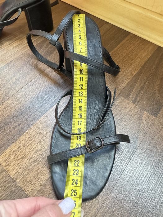 Босоніжки міцні застібки 38