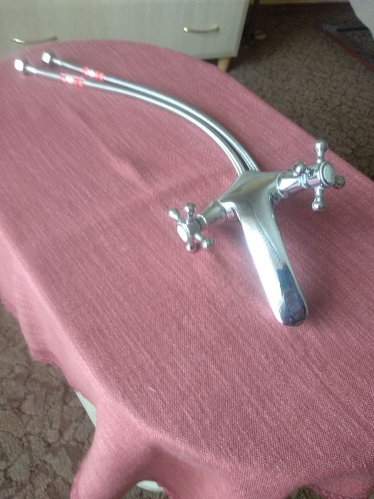 Смеситель латунный для умывальника с новыми шлангами