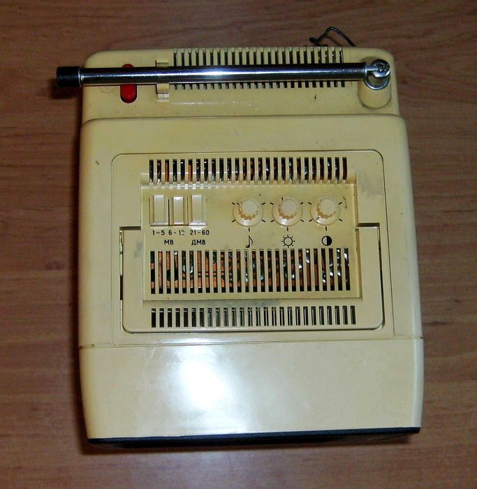 Stary telewizor kineskopowy Elektronika 409 A- działa