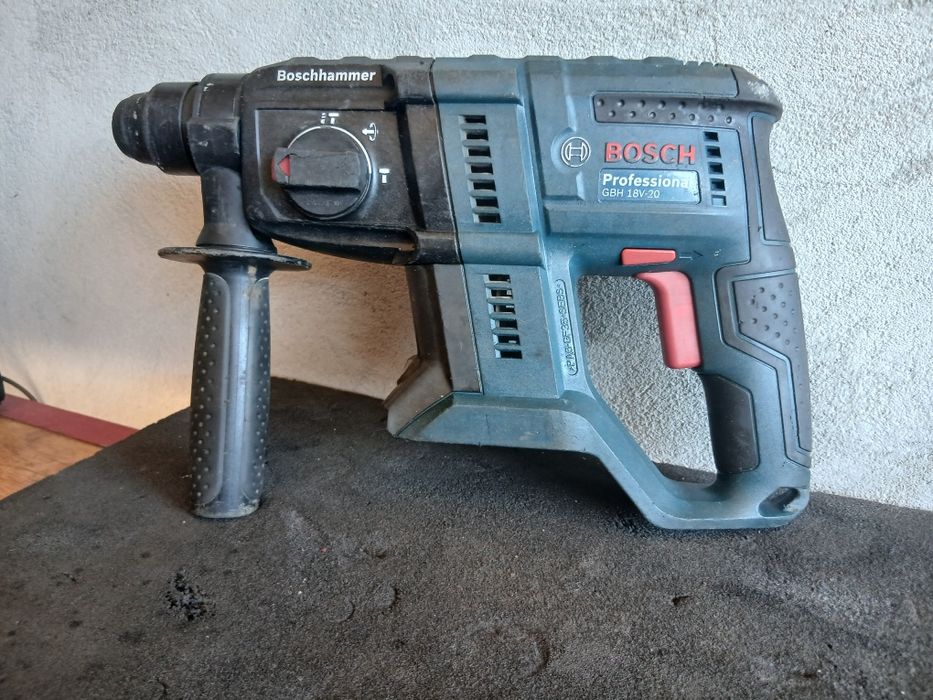 Máquina de furar BOSCH profissional a bateria com martelo