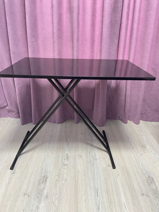 Стіл з регульованою висотою