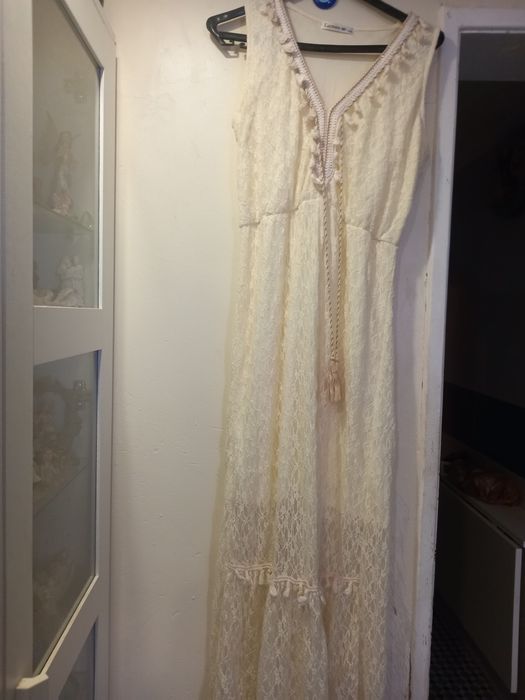 Vestido bege em renda