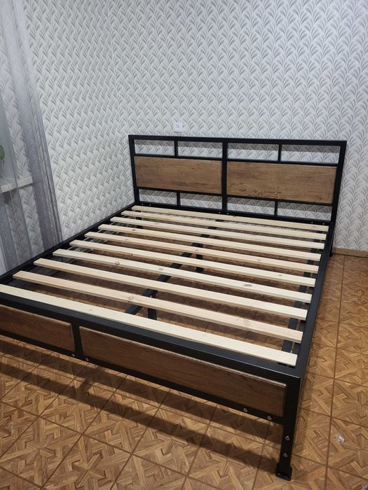 Ліжко металеве для спальні в стилі лофт