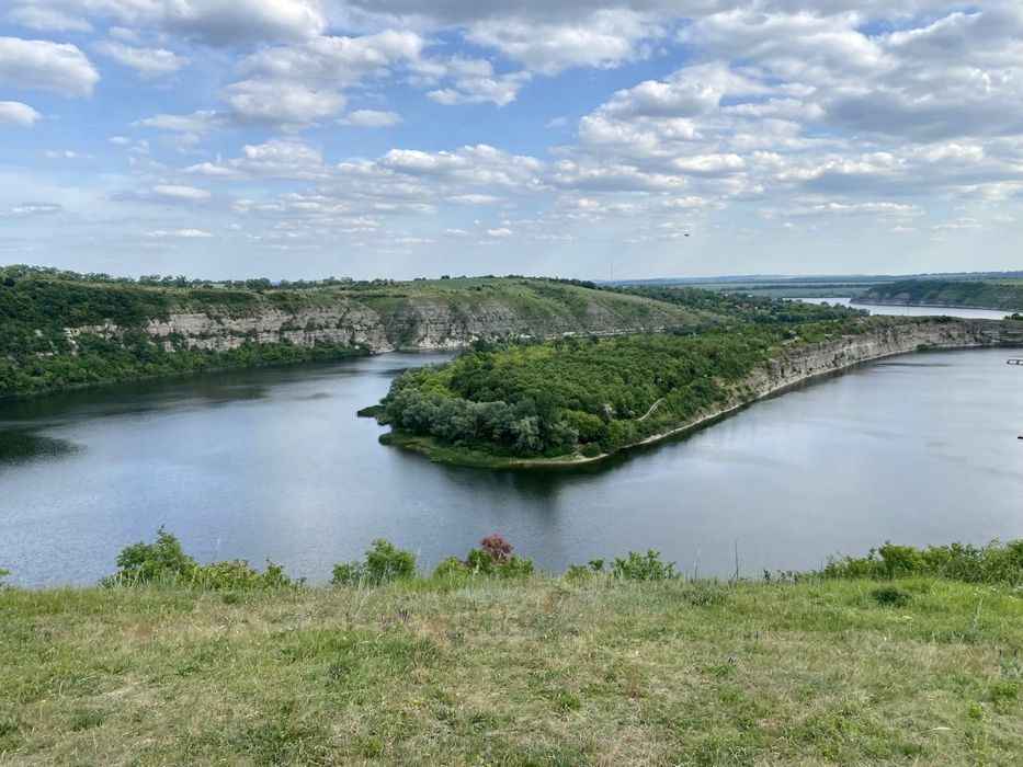 Продам дачу в мальовничому місці біля річки