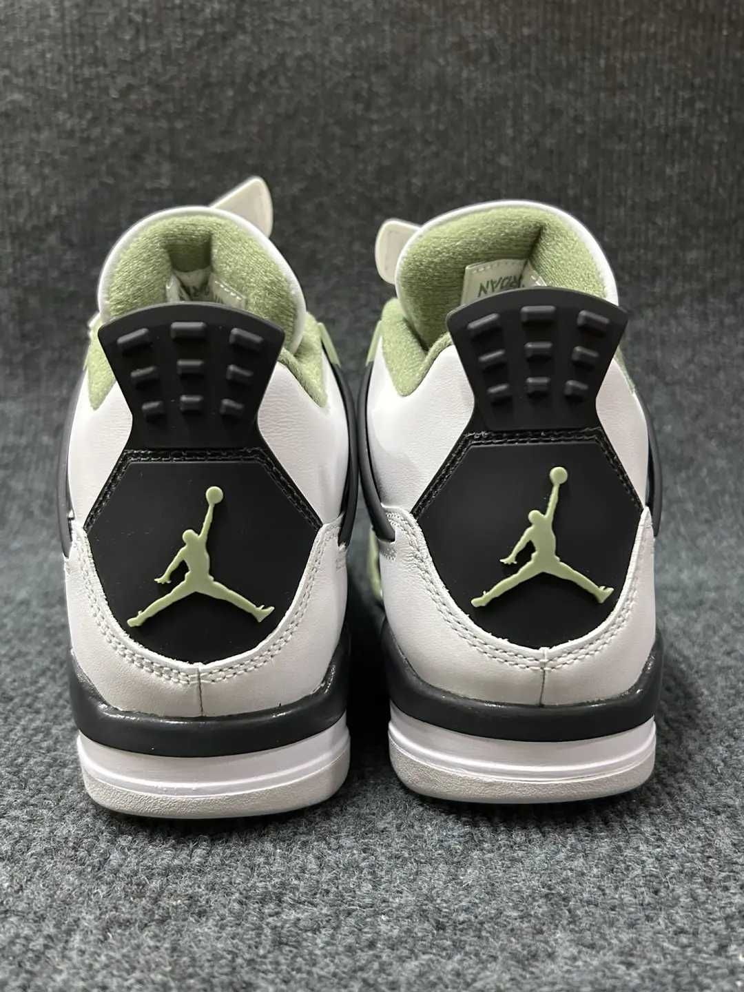 Klasyczny kolor pasujący do gumy_Jordan 4 Retro Seafoam nikeR. 40