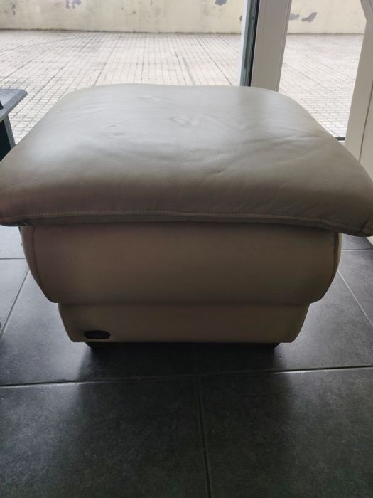 Sofá + apoio em pele (Marca Agol)