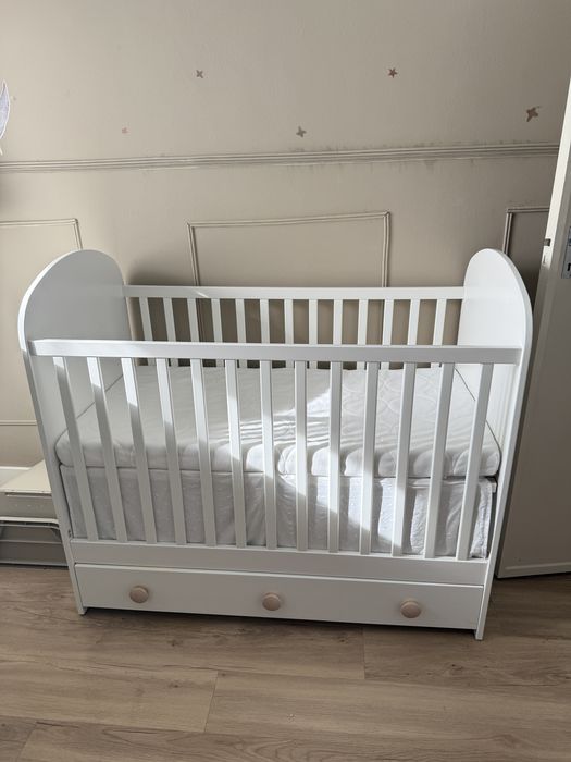 Berço de nenem + comoda + banheira