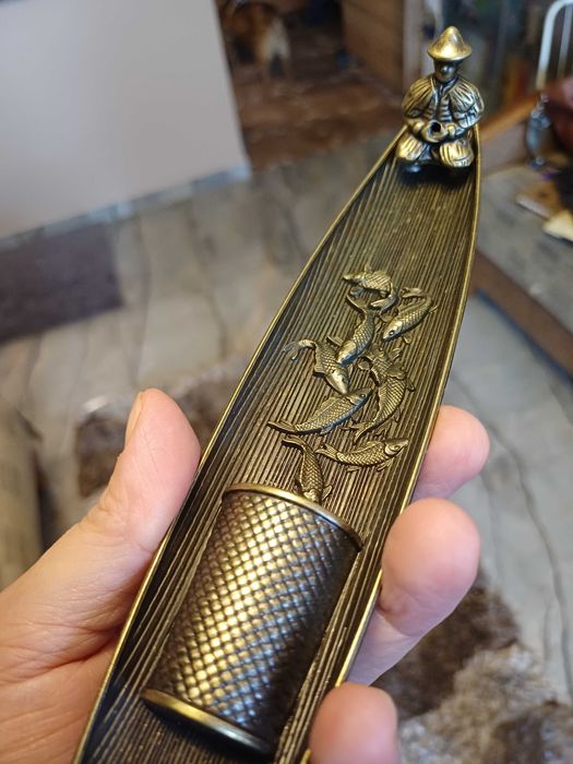 Śliczna duża łódz rybacka z wędkarzem i rybami