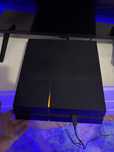 Ps4 1tb com 2 comandos e 4 jogos