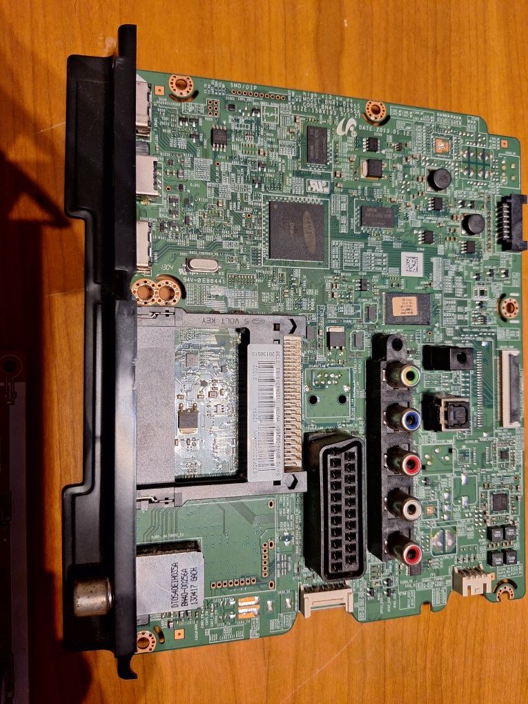 TV Samsung UE32F5000 (Vários acessórios)