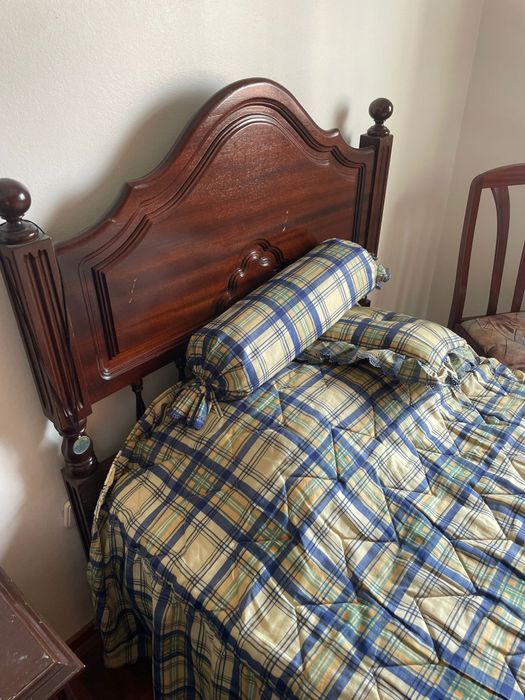 Cama de solteiro em madeira maciça